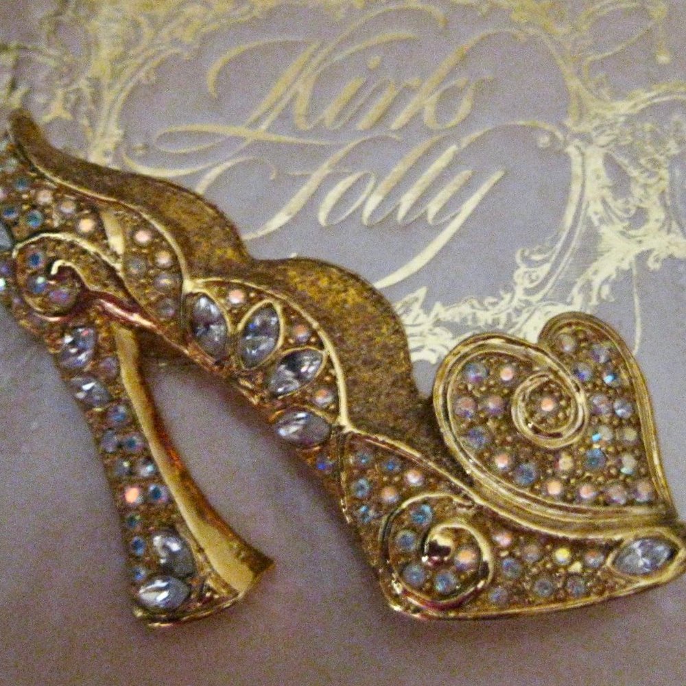 KIRKS FOLLY VINTAGE/SIGNED/NAMED CINDERELLA GLASS SLIPPER BROOCH W/GREAT SPARKLE
